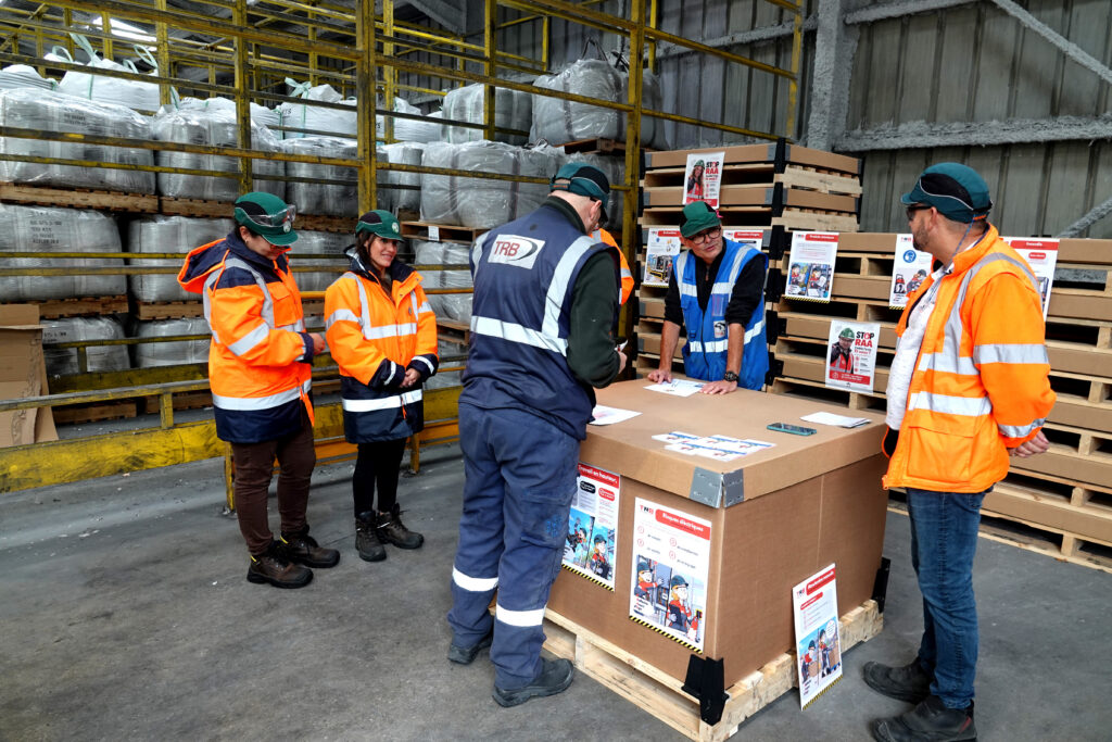 Atelier sécurité autour d’un stand dans l’entrepôt de stockage